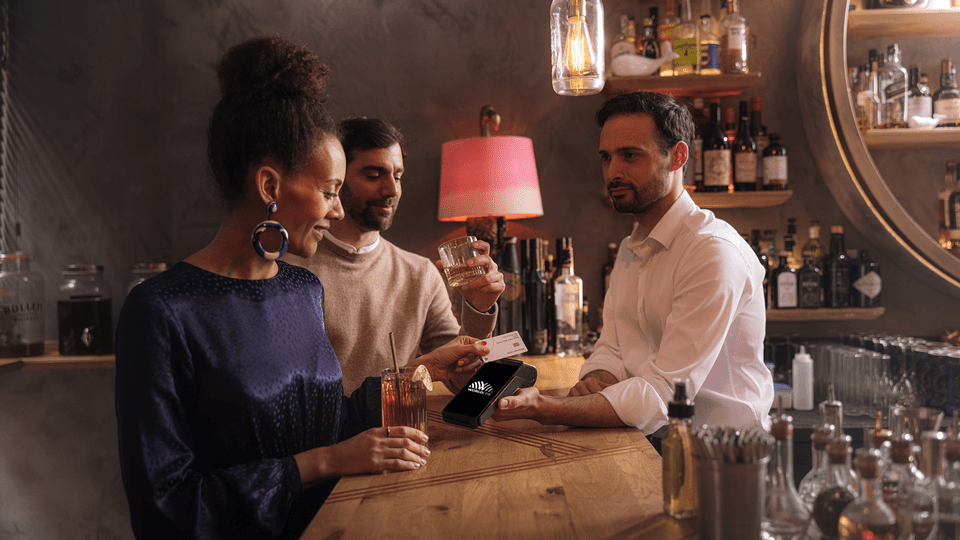 Person, die mit Karte bezahlt und DCC nutzt